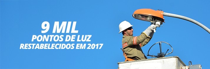 Foto de um técnico efetuando reparo numa lâmpada de iluminação pública - Por cima da foto o seguinte texto: 9 mil pontos de luz restabelecidos em 2017