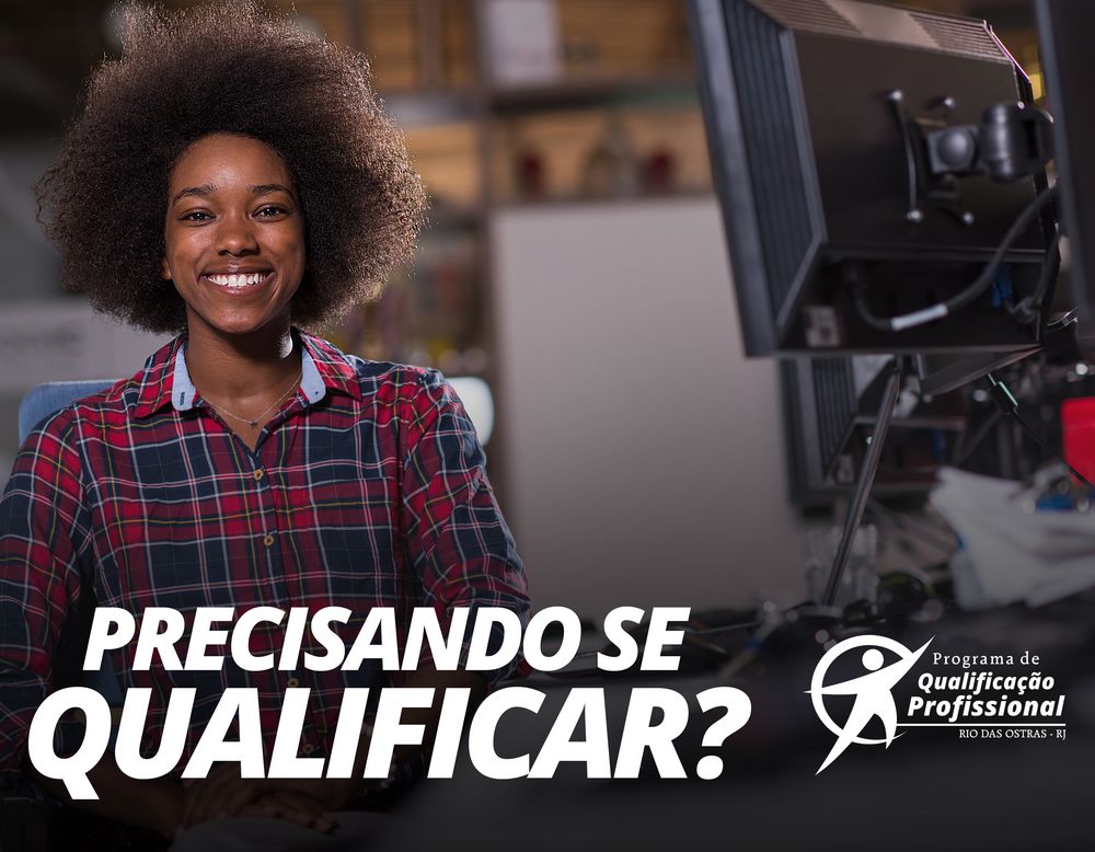 Foto de uma jovem posando para foto sorrindo - Por cima da foto escrito: Precisando se qualificar - Ao lado a Logo do Programa de Qualificação Profissional