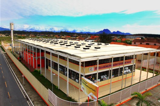 Foto aérea da Escola Municipal Maria Teixeira