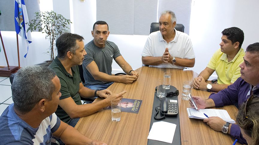 Foto do prefeito Carlos Augusto em reunião com vereadores e outras autoridades
