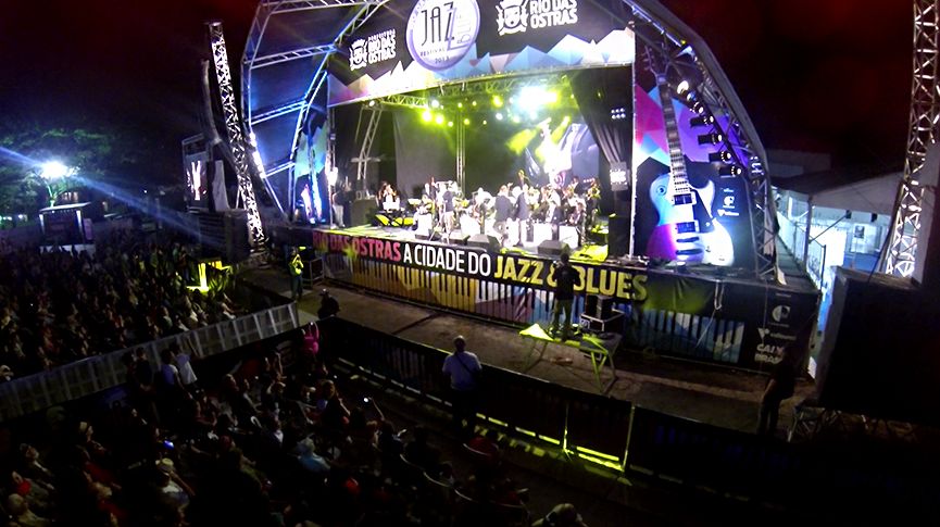 Foto aérea de um grande público acompanhando um show durante o Rio das Ostras Jazz & Blues