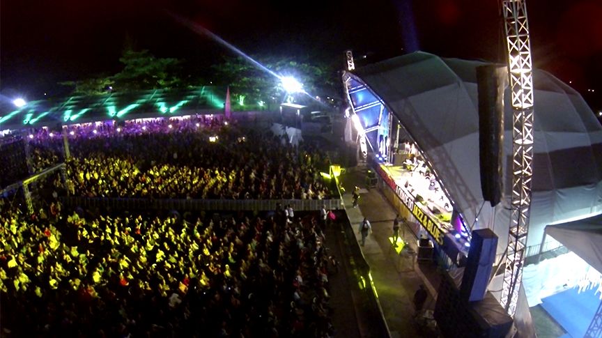 Foto aérea de um grande público acompanhando um show durante o Rio das Ostras Jazz & Blues