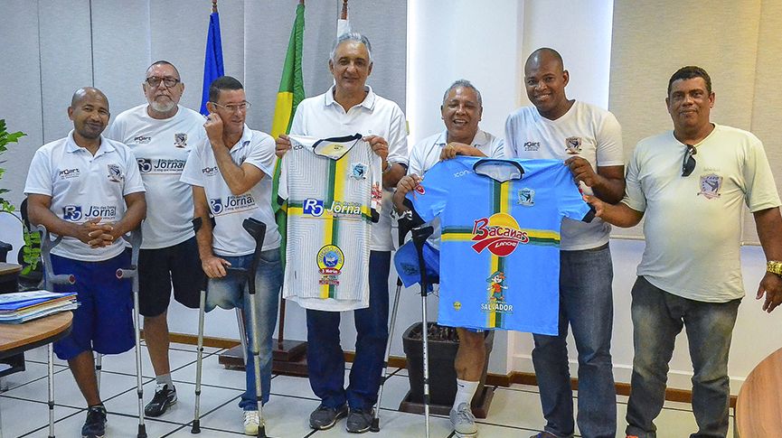 Foto dos atletas da equipe de futebol de Amputados de Rio das Ostras posando para foto com o prefeito Carlos Augusto