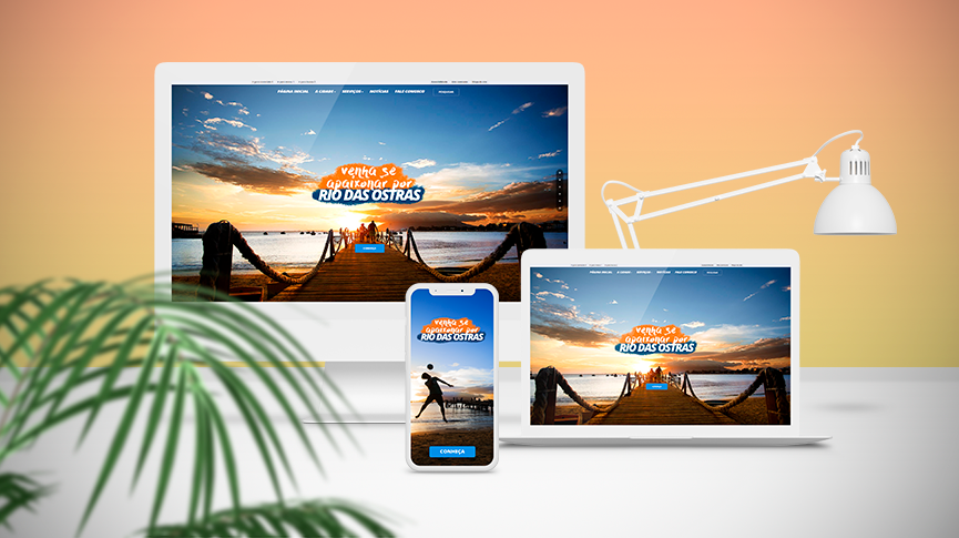 Imagem ilustrativa de um computador, um notebook e um Smartphone com o site do turismo aberto