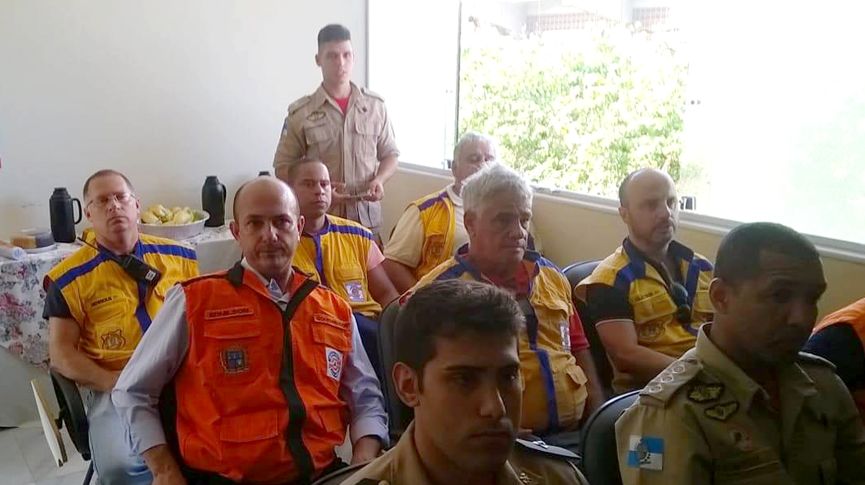 gentes da Defesa Civil participam de