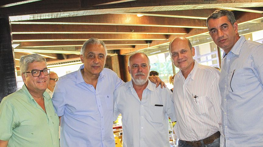 Prefeito Carlos Augusto posando para foto ao lado do do secretário de Estado, Marco Aurélio, do vice Zezinho Salvador; do presidente do SAAE, Max Almeida e do presidente da Câmara, Carlos Afonso
