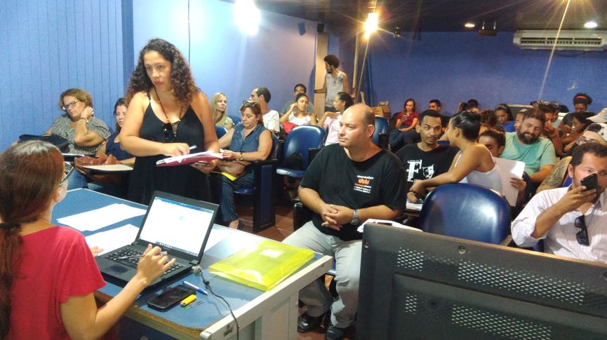 Foto de várias pessoas participando de uma audiência pública