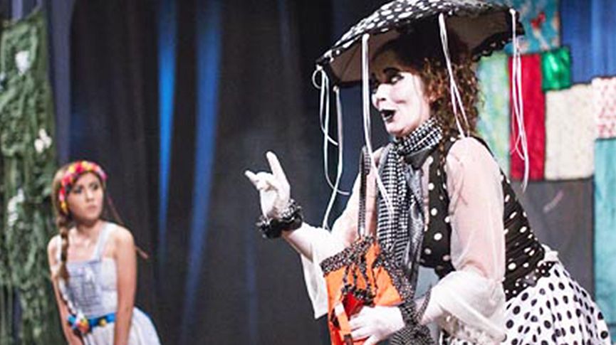 Foto de dois atores durante uma cena da peça teatral