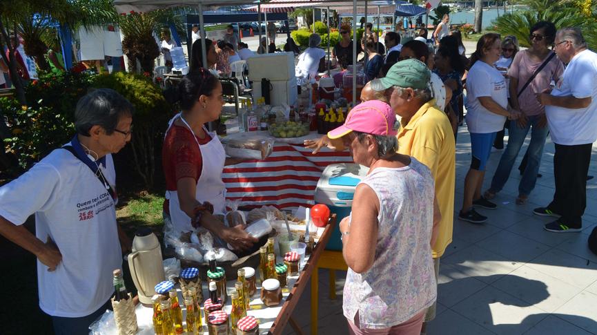 Foto de várias pessoas durante exposição de produtos orgânicos