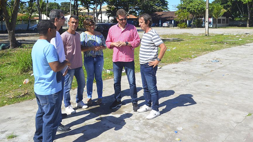 Foto do Secretário e produtor do Festival visitando a estrutura do Festival na Area de Eventos em Costazul juntos com outros servidores da secretaria de turismo