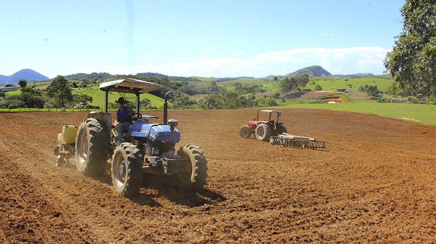 Foto de máquinas preparando o solo para o plantio