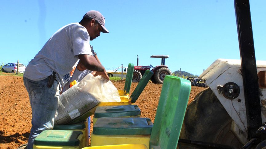 Foto de um agricultor preparando uma máquina antes do plantio
