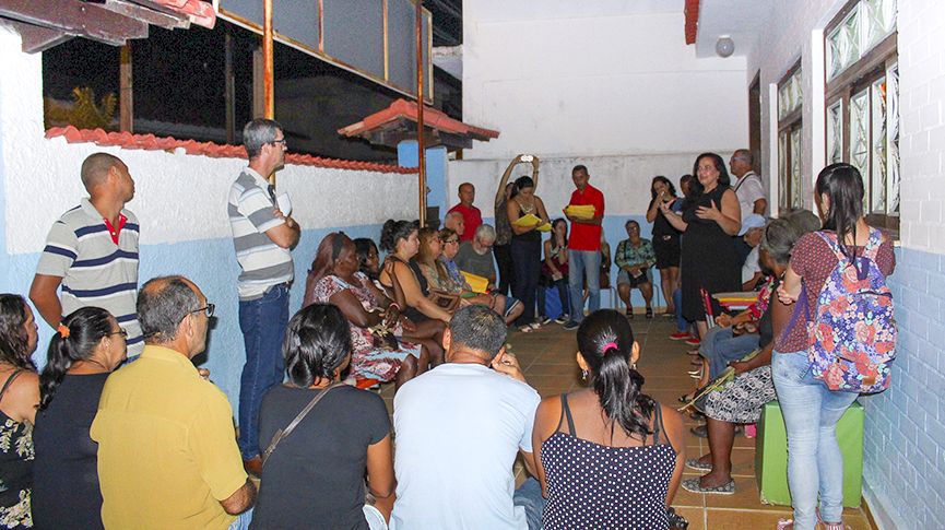 Foto de várias pessoas durante uma reunião
