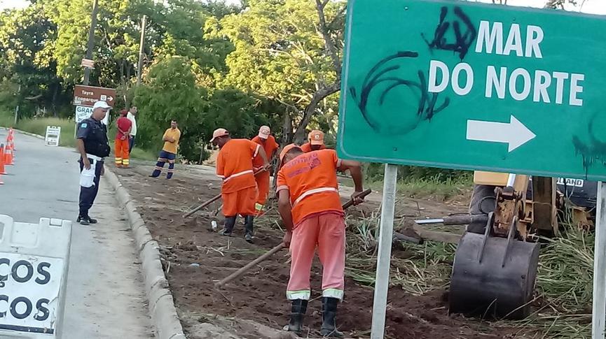 Foto de operários realizando o trabalho de capina em Mar do Norte