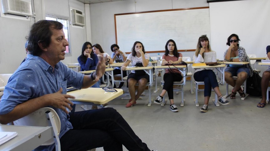 Foto do Stênio Mattos em primeiro plano e ao fundo alunos da UFF