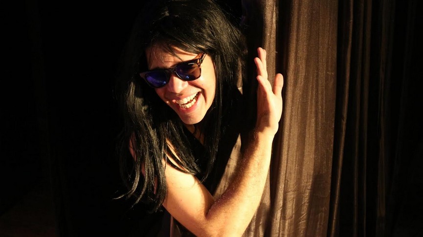 Foto de atriz encenando