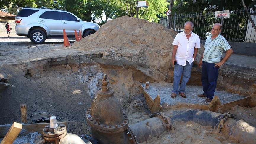 Foto do Prefeito Carlos Afonso ao lado do Secretário de Obras Nilton Teixeira visitando obras