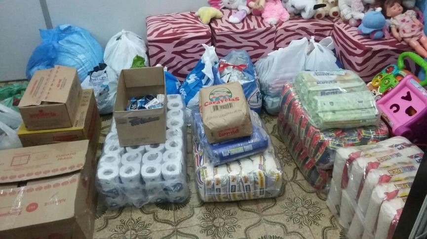 Foto dos alimentos e roupas doados