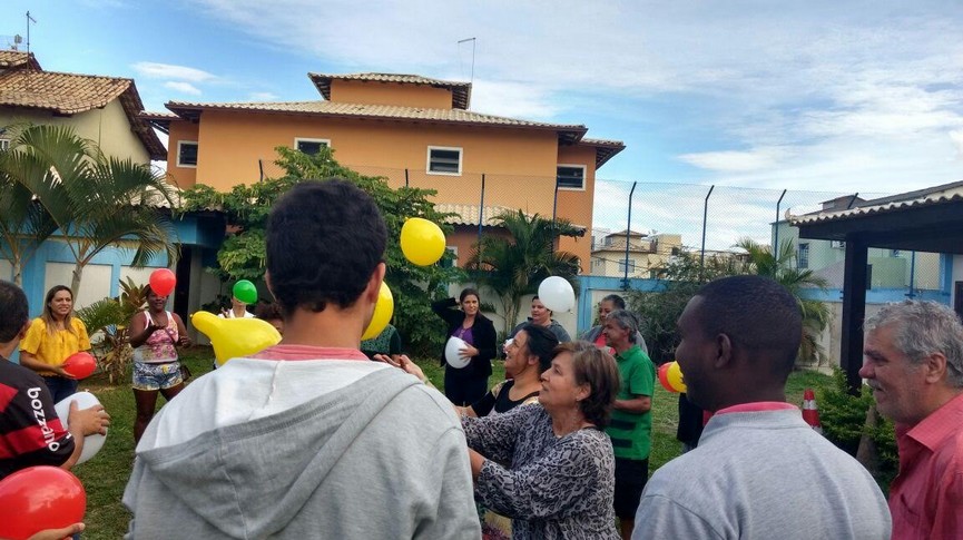 Foto de pacientes com balões coloridos nas mãos