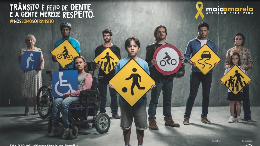Foto de integrantes do trânsito, ciclistas, crianças, idosos, deficientes físicos, pedestres e motoristas