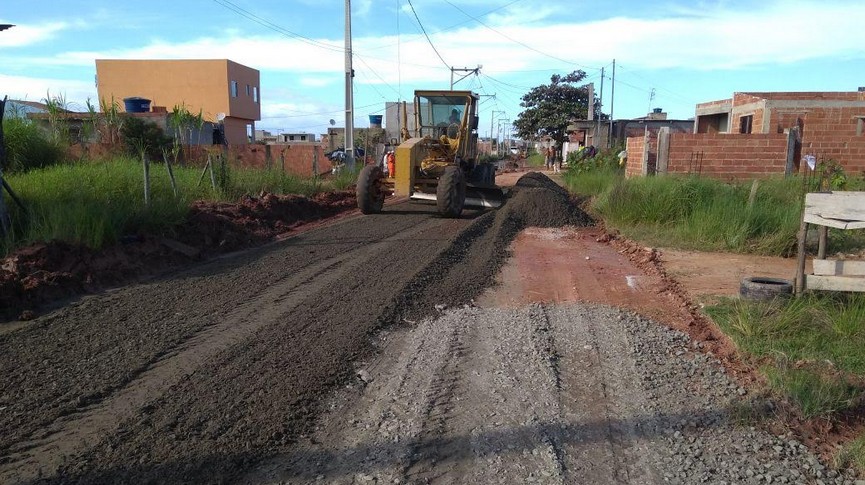 Foto de uma rua sem pavimentação sendo nivelada