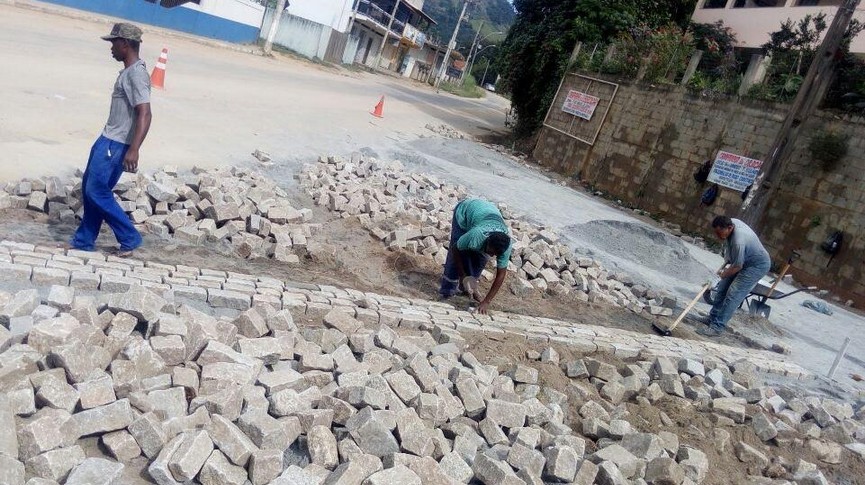 Foto de trabalhadores fazendo o calçamento de paralelepípedos