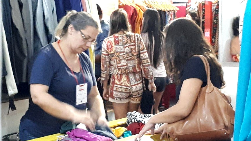 Foto de cliente sendo atendida no evento