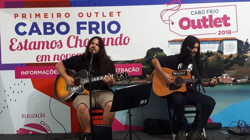 Foto de Dupla se apresentando na praça de alimentação do outlet