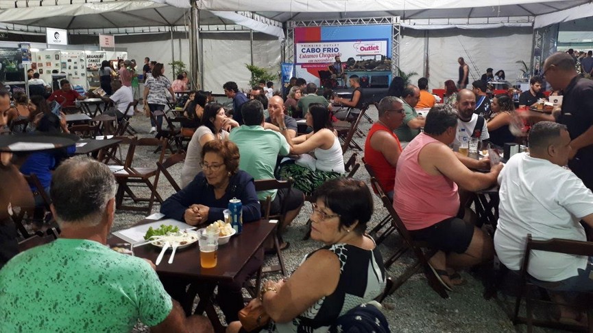 Foto da praça de alimentação com consumidores durante o evento