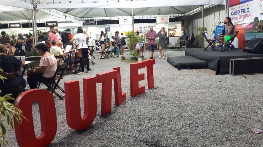 Foto da Praça de alimentação ao lado esquerdo e ao lado direito artista se apresentando no palco