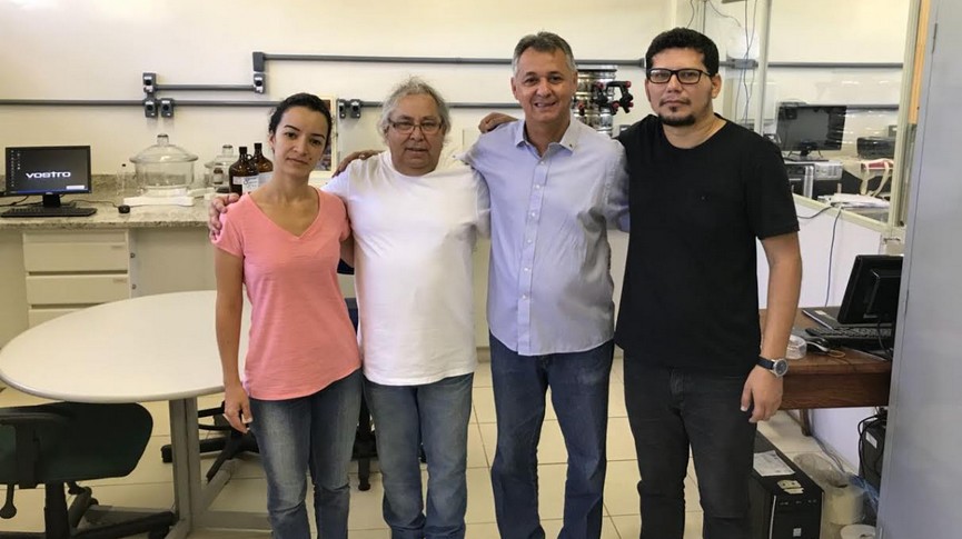 Foto do Secretário de Educação na UFRJ com coordenadores do projeto