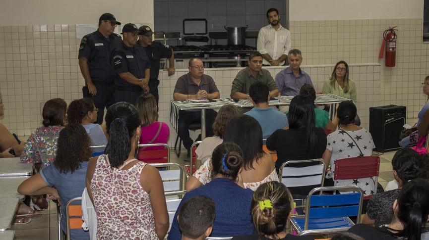 Foto de pais reunidos com Secretário de Educação e o Secretário de Segurança Pública