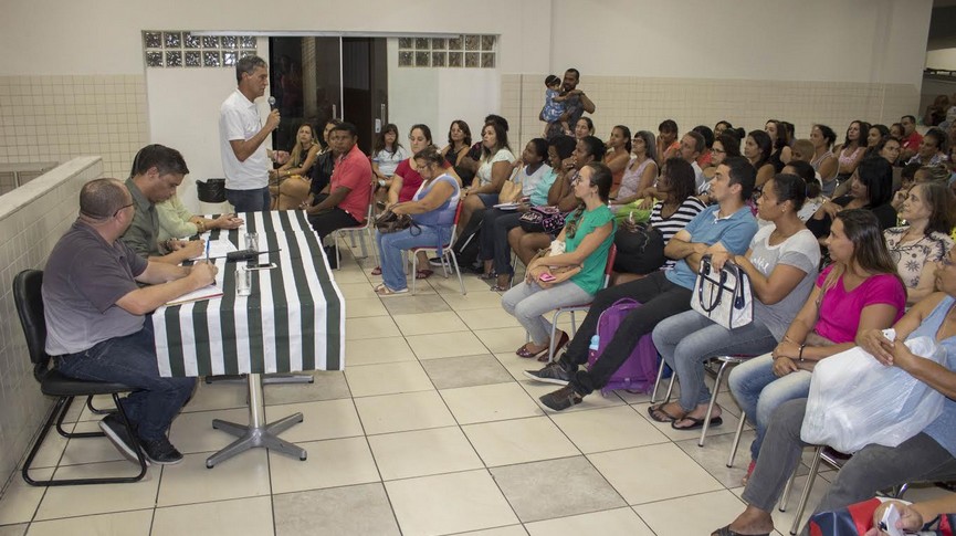 Foto de de pais e representantes durante reunião