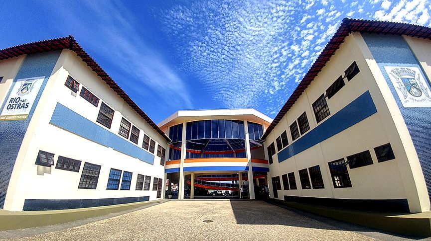 Foto da fachada da sede administrativa da prefeitura municipal de Rio das Ostras