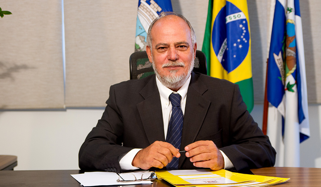 Foto do Prefeito em exercício Carlos Alberto Afonso Fernandes