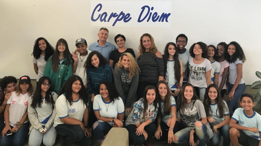 Foto de Alunos ao lado do Secretário de Educação Cezar Augusto