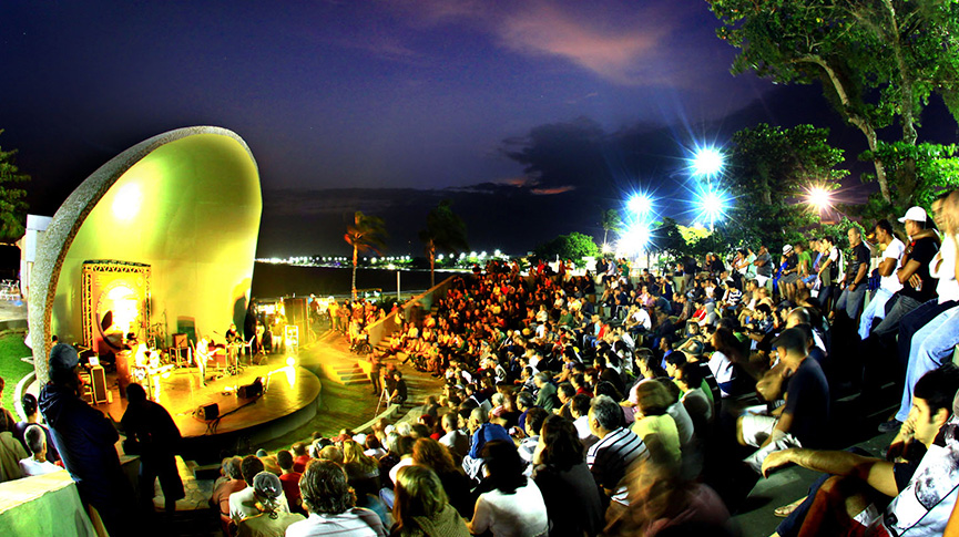 Foto da Concha acústica com plateia assistindo apresentações