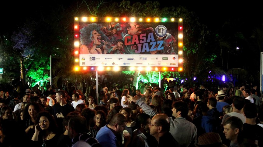 Foto da placa Casa do Jazz durante o festival