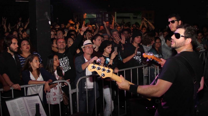 Foto de um guitarrista se apresentando durante o Jazz e Blues Festival