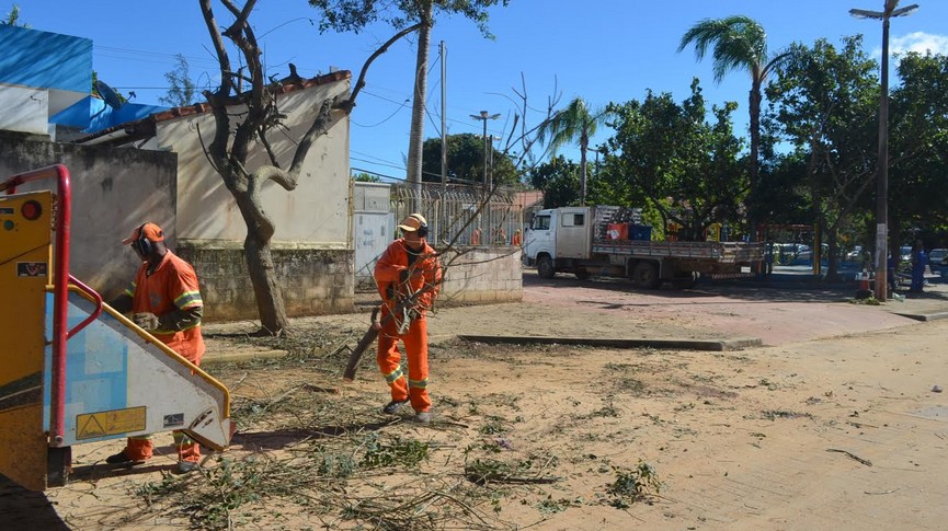 Foto de galhos sendo recolhidos por funcionários da Prefeitura