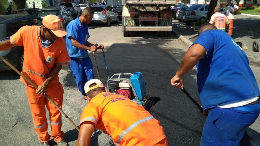 Foto de trabalhadores realizando reparos