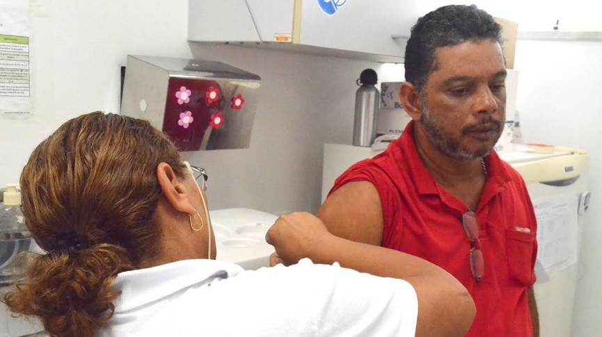 Foto de um munícipe sendo vacinado