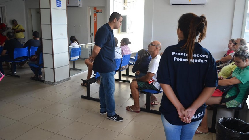 Foto dos profissionais realizando atendimentos ao pacientes do Pronto Socorro