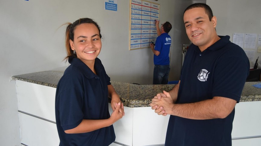 Foto dos profissionais ao lado do balcão de atendimento no Pronto Socorro