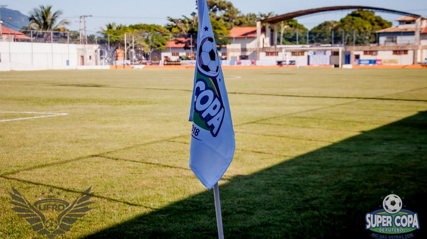 Foto da bandeira de escanteio e o campo de futebol ao fundo