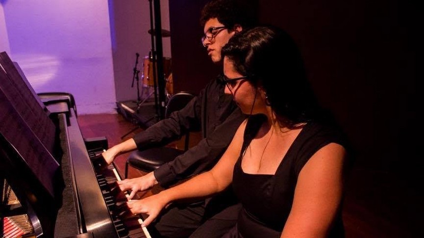Foto dos artistas no piano