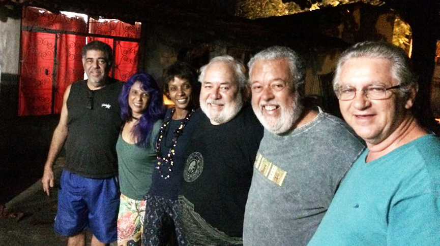 O grupo se apresenta no Teatro Popular