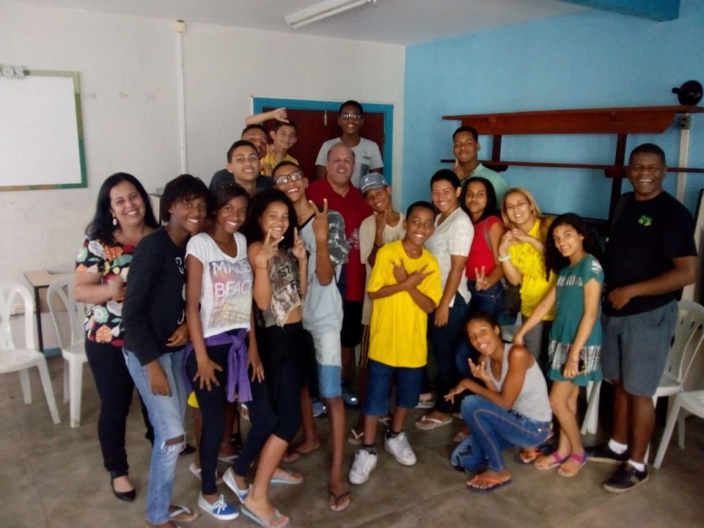 Crianças reunidas com palestrante