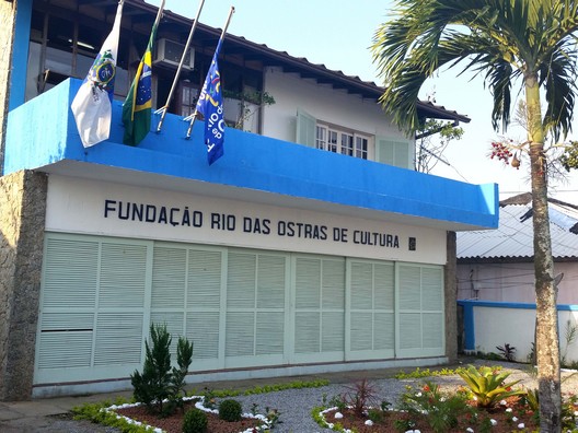 Foto da fachada da Fundação Rio das Ostras de Cultura
