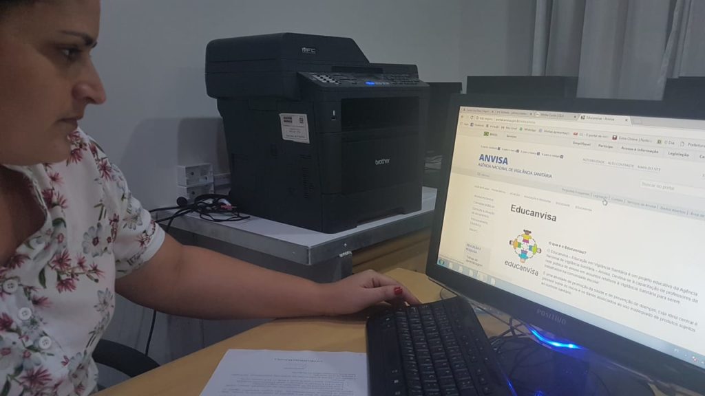 Servidora usando computador